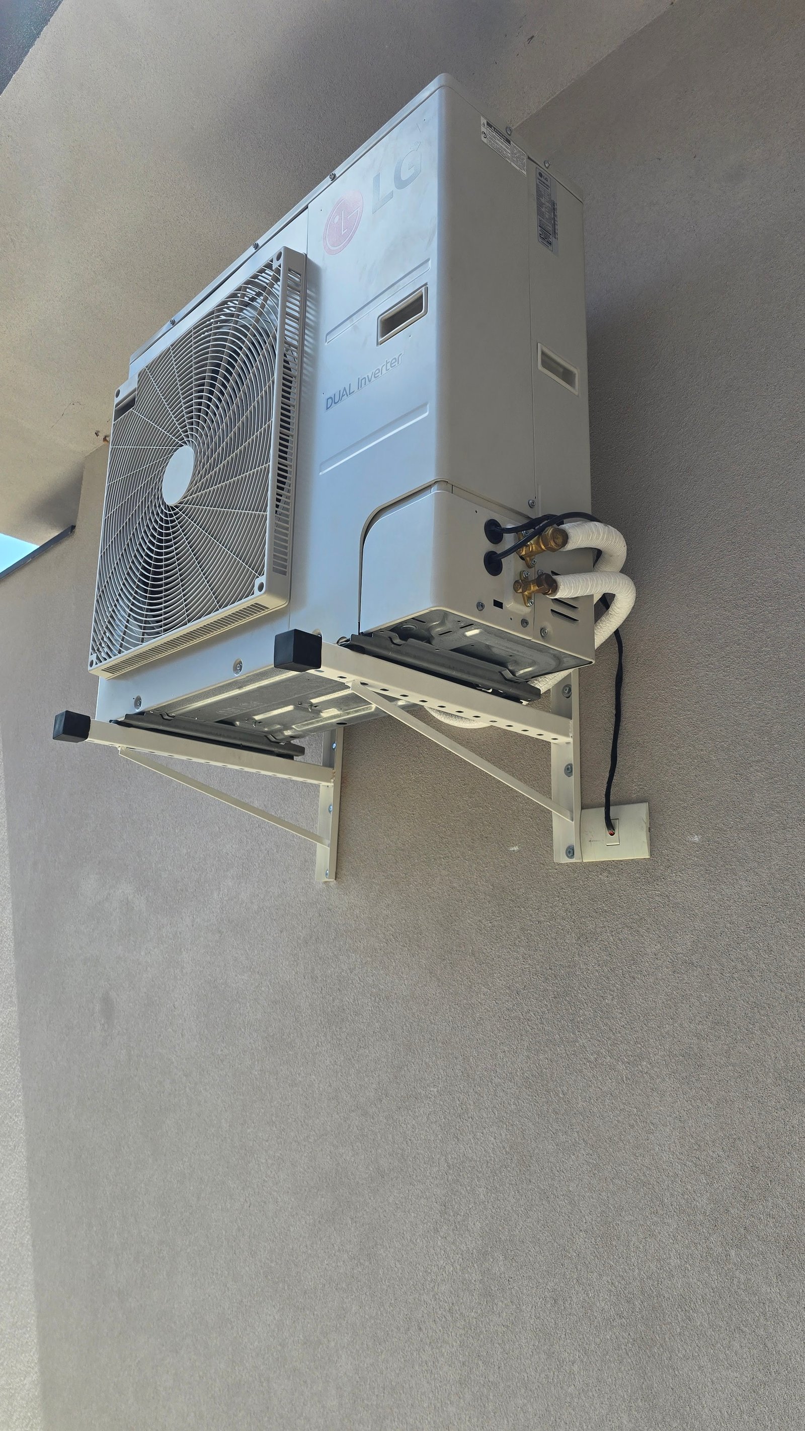 Condensadora de ar-condicionado instalada em área externa
