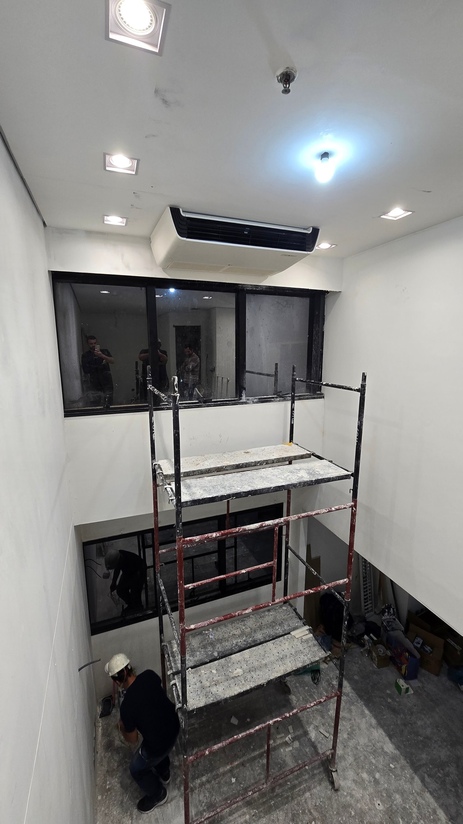 Ar-condicionado piso teto instalado em ambiente empresarial