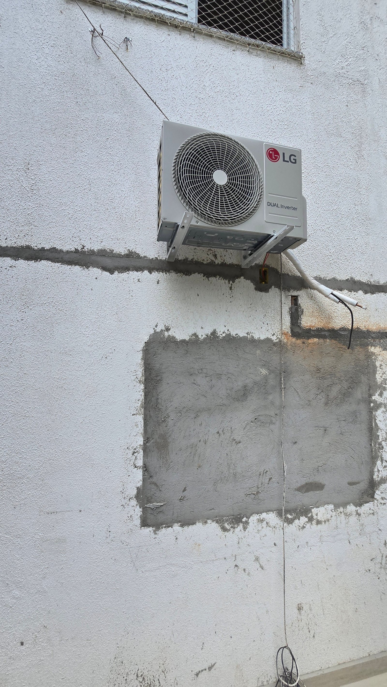 Instalação de ar-condicionado split em ambiente residencial